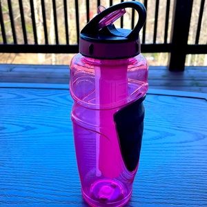Water bottle with built in cool pak keeps drinks cold. BPA free